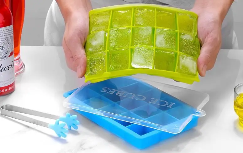 Opening Ice Cube Tray With Lid