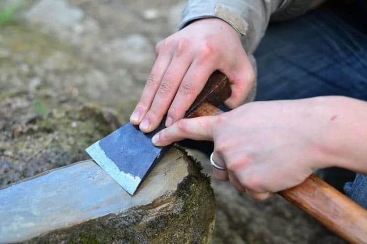 How-to-sharpen-an-axe-with-rock