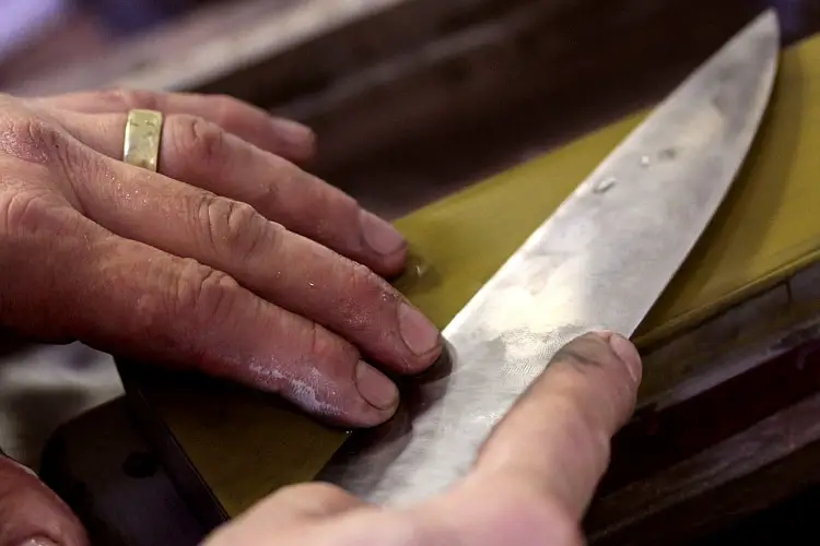 knife sharpening with honing oil