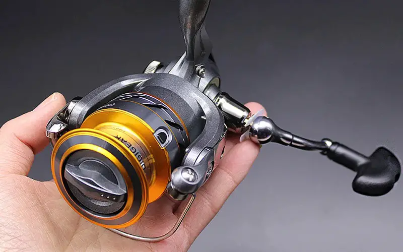 Material and weight of spinning reel